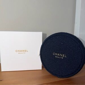 CHANEL Beauté blue and Gold Round Case